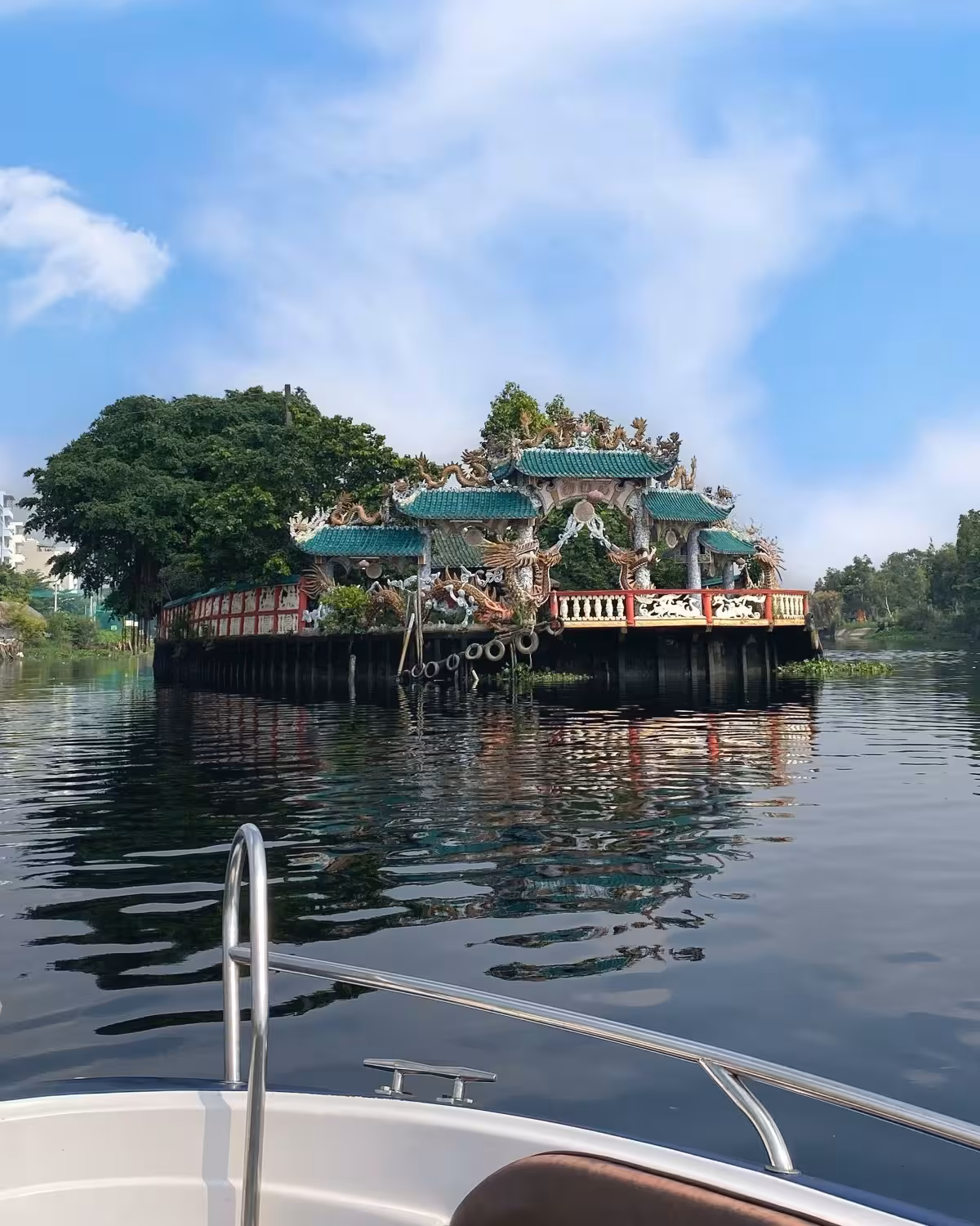 Dragon Floating Temple Sightseeing