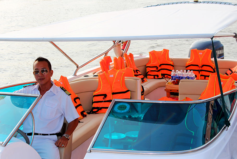 Luxury Speedboat (24 Seats)