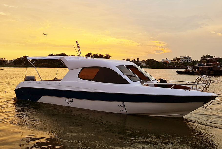Luxury Speedboat (24 Seats)